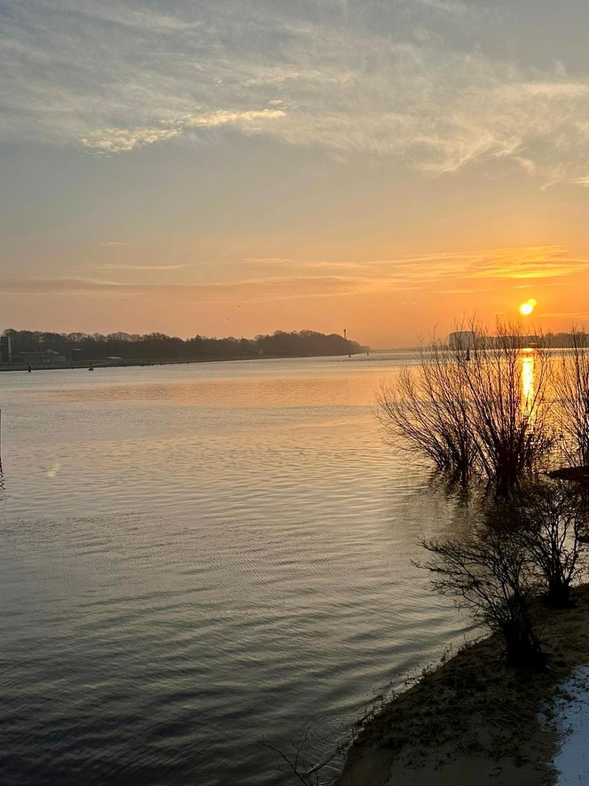 Gaestehaus Weserblick Am Weser-Sandstrand Berne Bagian luar foto