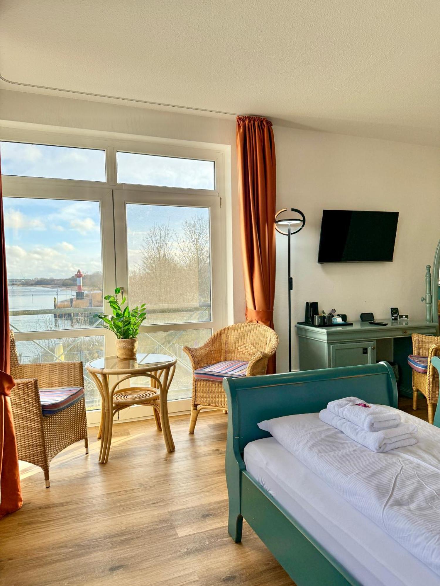 Gaestehaus Weserblick Am Weser-Sandstrand Berne Bagian luar foto
