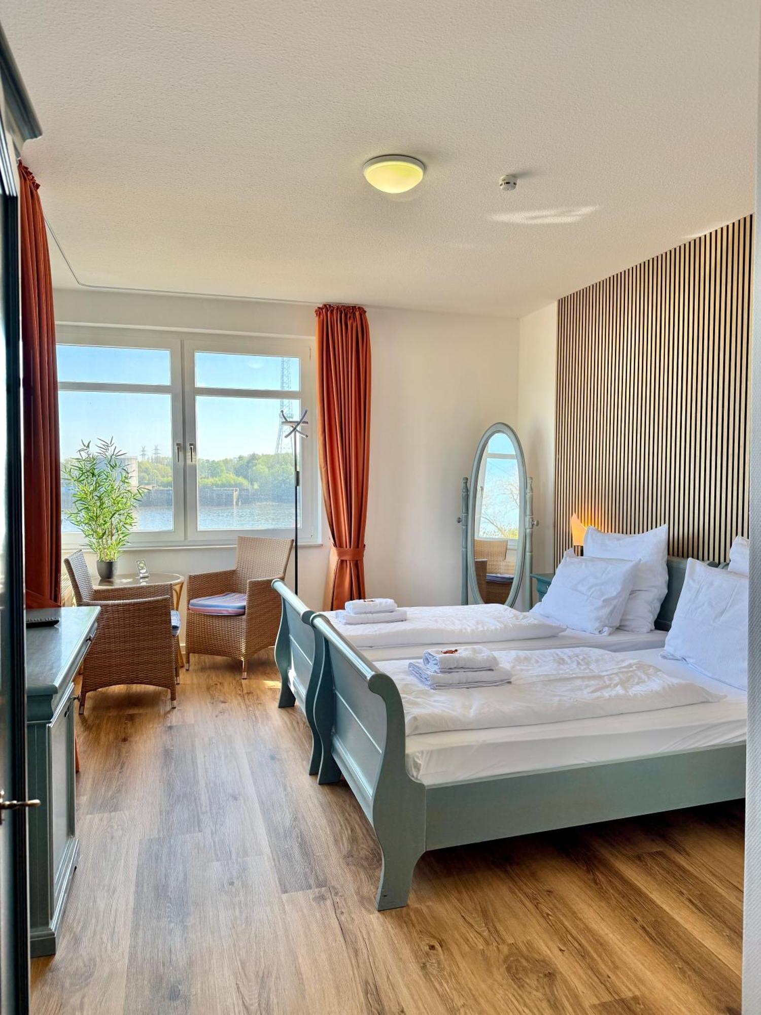 Gaestehaus Weserblick Am Weser-Sandstrand Berne Bagian luar foto